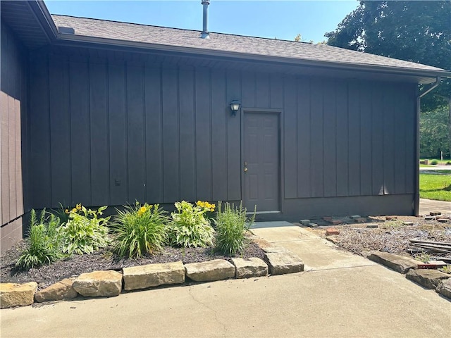 2105 Pulaski Rd, Neshannock Twp, PA 16105 - property entrance featuring roof with shingles