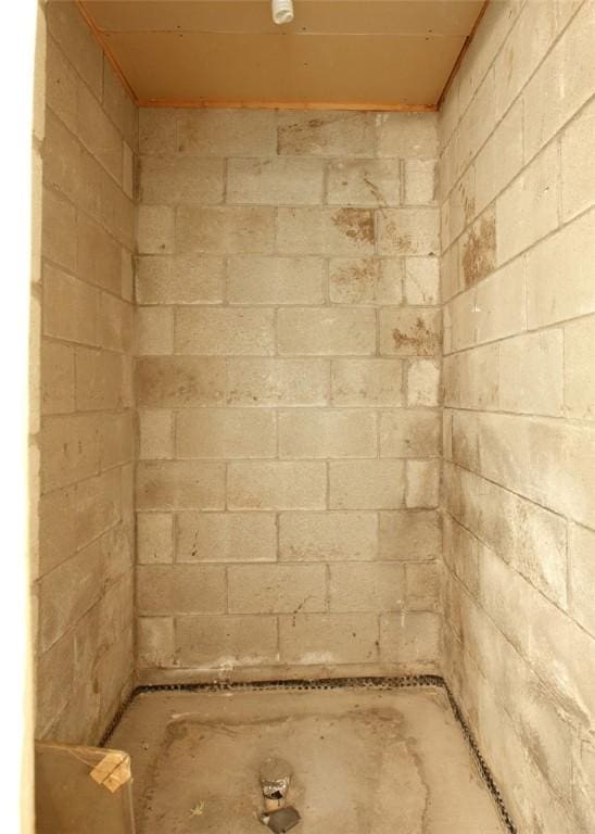 10496 Roseway Blvd, North Huntingdon, PA 15642 - view of full bath
