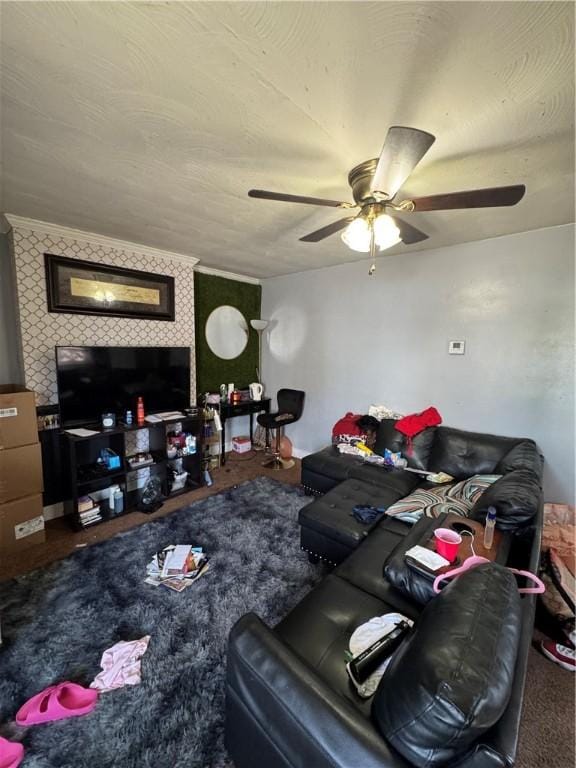 200 Jarvis St, Aliquippa, PA 15001 - living area with ceiling fan