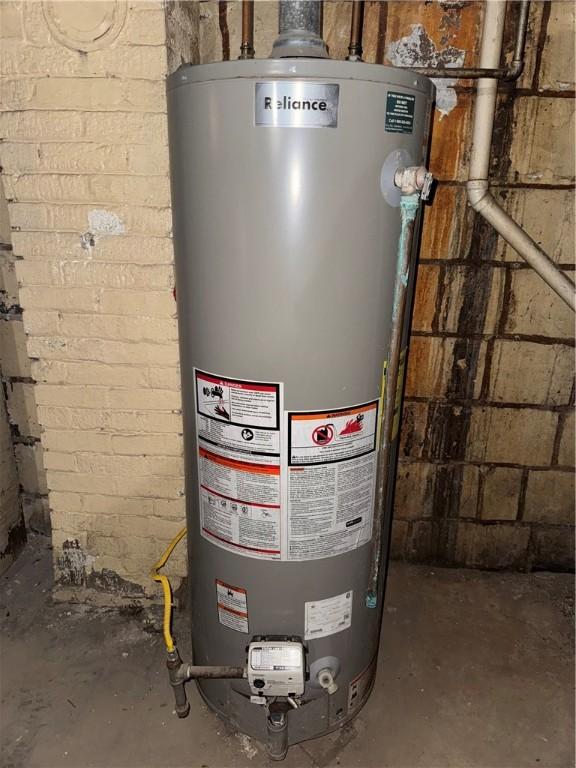 200 Jarvis St, Aliquippa, PA 15001 - utility room featuring water heater
