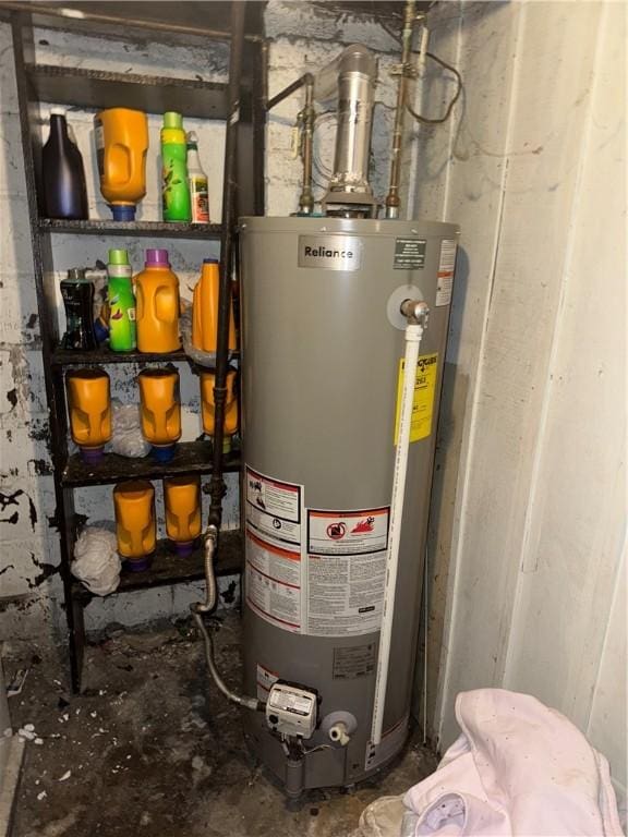 200 Jarvis St, Aliquippa, PA 15001 - utilities featuring water heater