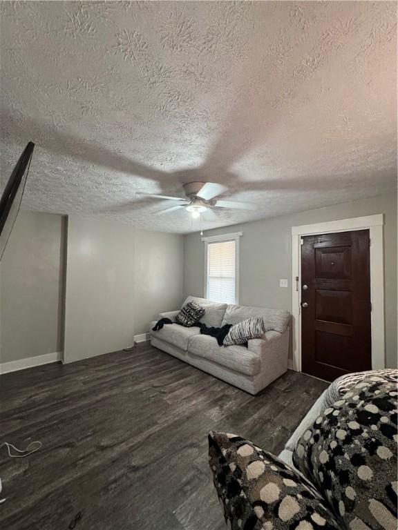 200 Jarvis St, Aliquippa, PA 15001 - living area with wood finished floors, a ceiling fan, and a textured ceiling