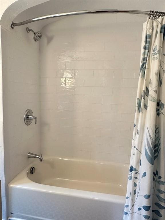 217 Monroe Dr, Ross Twp, PA 15229 - bathroom featuring shower / bathtub combination with curtain