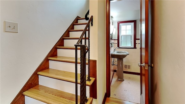 217 Monroe Dr, Ross Twp, PA 15229 - view of stairs