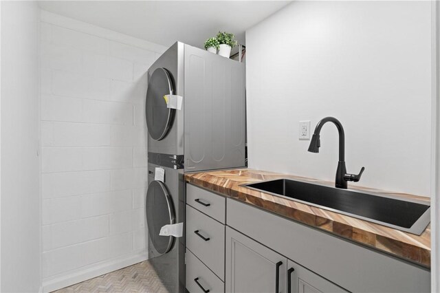 213 Thistle Dr, West Mifflin, PA 15122 - bathroom featuring stacked washer / dryer, vanity, and tiled shower