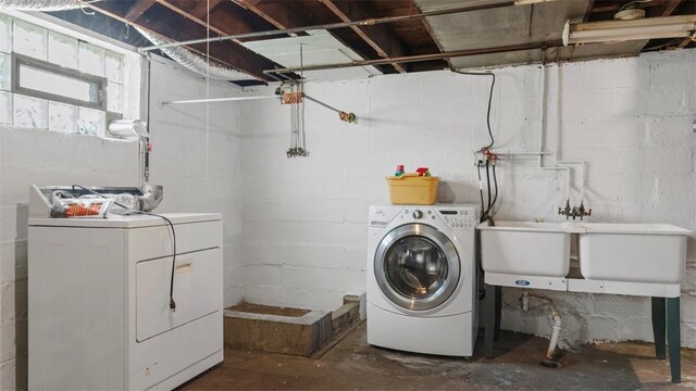 304 Wylie Ave, Elizabeth Twp/Boro, PA 15037 - laundry room featuring washing machine and dryer