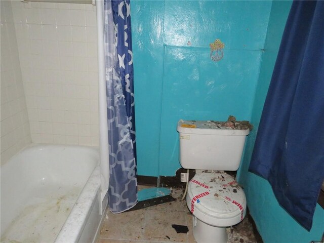 1465 Steuben St, Crafton Heights, PA 15205 - bathroom featuring toilet and shower / bath combo