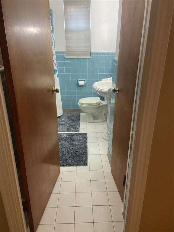 175 Crescent Hills Rd, Penn Hills, PA 15235 - bathroom with tile patterned floors, wainscoting, and tile walls