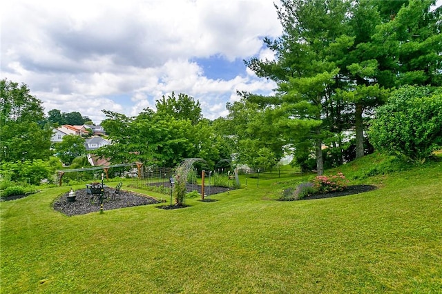 301 Holland Ct, Findlay Twp, PA 15108 - view of yard featuring view of wooded area