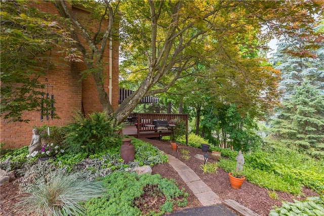 1061 Apple Hill Ln, Mccandless, PA 15101 - view of yard with a deck