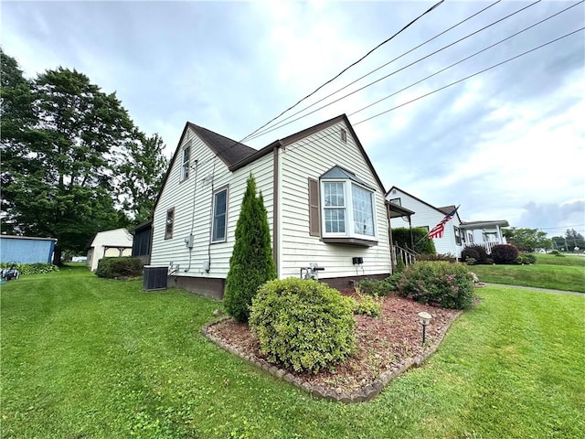 514 E Hazelcroft Ave, New Castle/2Nd, PA 16105 - view of side of property with a lawn and a central air condition unit