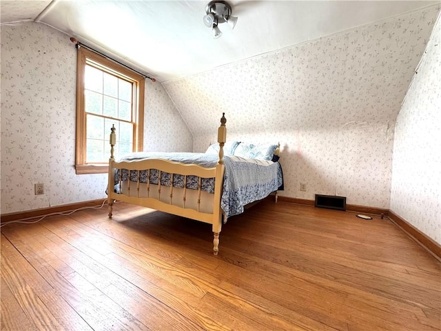 514 E Hazelcroft Ave, New Castle/2Nd, PA 16105 - bedroom featuring vaulted ceiling, hardwood / wood-style flooring, and wallpapered walls