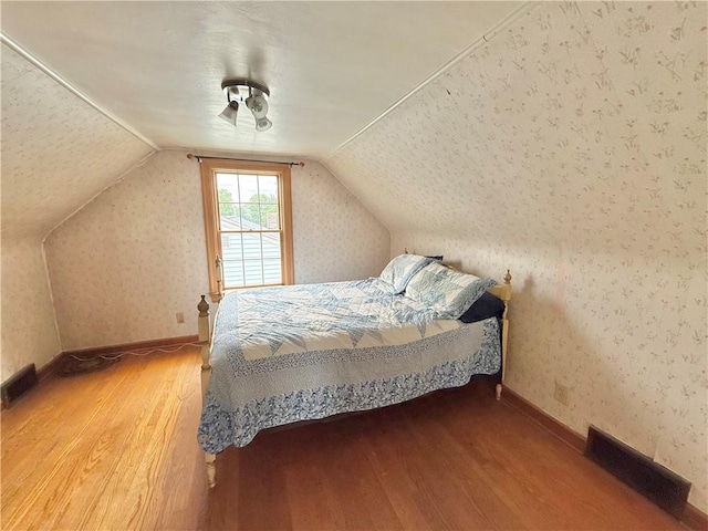 514 E Hazelcroft Ave, New Castle/2Nd, PA 16105 - bedroom featuring wood finished floors and vaulted ceiling