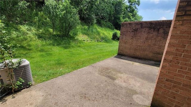 402 Forest Ridge Dr, Forest Hills Boro, PA 15221 - view of grassy yard with a patio area
