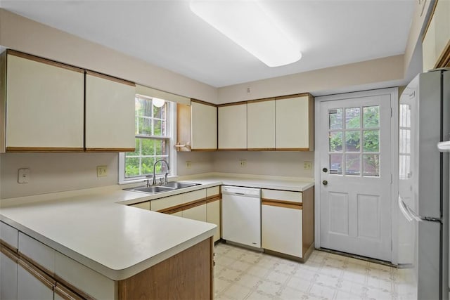 195 Grandview Dr N, Fox Chapel, PA 15215 - kitchen with white appliances, light flooring, light countertops, and a peninsula