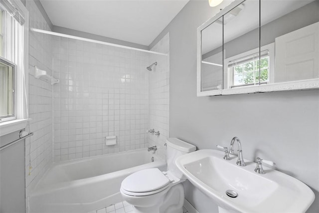195 Grandview Dr N, Fox Chapel, PA 15215 - bathroom with toilet and shower / bathtub combination