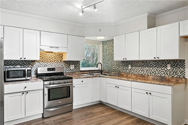 39 Danvers Ave, Ingram, PA 15205 - kitchen with appliances with stainless steel finishes, under cabinet range hood, white cabinetry, wood finished floors, and a textured ceiling