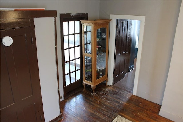 400 E Butler St, Mercer Boro Mer, PA 16137 - foyer featuring dark wood-style floors