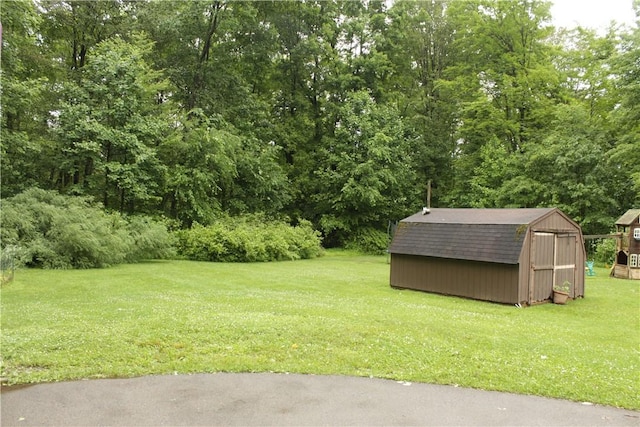 130 Hall Rd, Findley Twp, PA 16137 - view of grassy yard featuring a storage shed