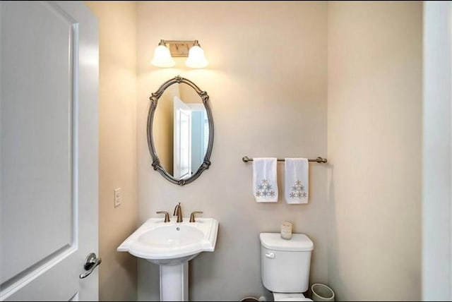 323 Osona Ln, Marshall, PA 16046 - bathroom with toilet