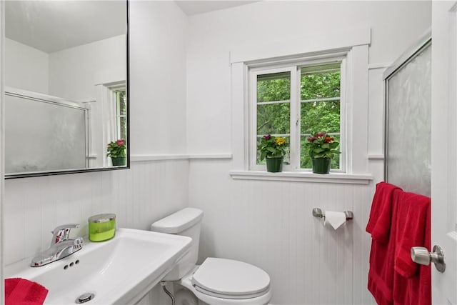 1571 Baldwick Rd, Banksville/Westwood, PA 15205 - bathroom featuring a shower with shower door and a wainscoted wall