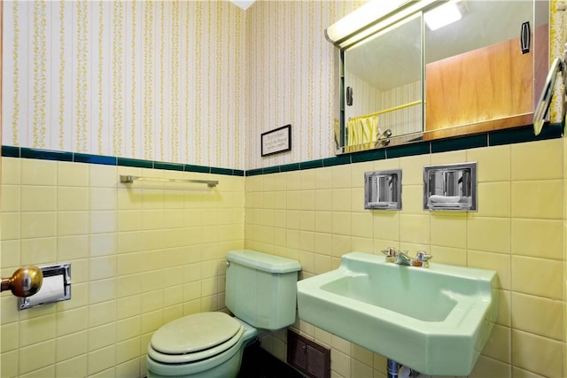 540 Lucia Dr, Wilkins Twp, PA 15221 - bathroom featuring wallpapered walls, wainscoting, and tile walls