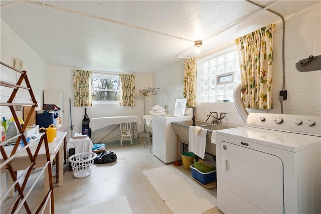 540 Lucia Dr, Wilkins Twp, PA 15221 - laundry area featuring washing machine and dryer and light flooring
