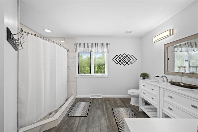 1008 Aspen Dr, Findlay Twp, PA 15126 - full bath featuring vanity, wood finished floors, a shower with curtain, and recessed lighting