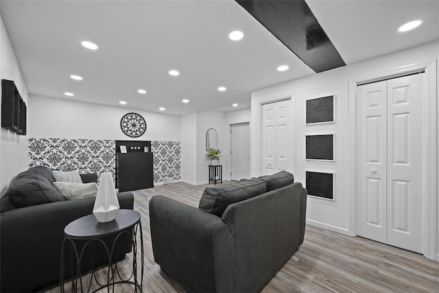 1008 Aspen Dr, Findlay Twp, PA 15126 - living room featuring recessed lighting, light wood-style floors, and a fireplace