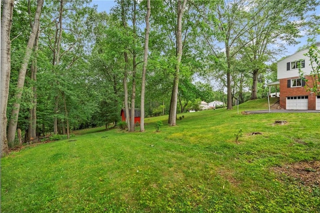 100 Laurel Hill Dr, Pine Twp Nal, PA 15090 - view of grassy yard with an attached garage and driveway