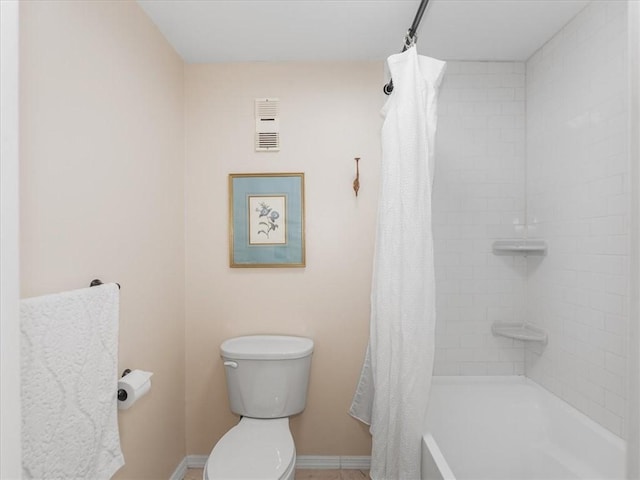 212 Timber Ln, Aleppo Nal, PA 15143 - bathroom with baseboards and shower / tub combo with curtain