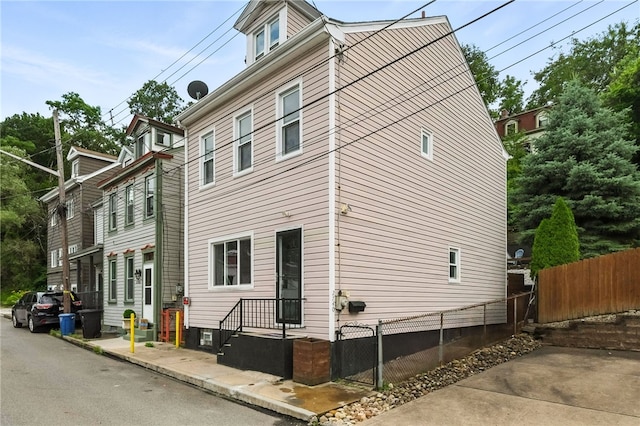 2740 Shelly St, South Side, PA 15203 - view of side of home