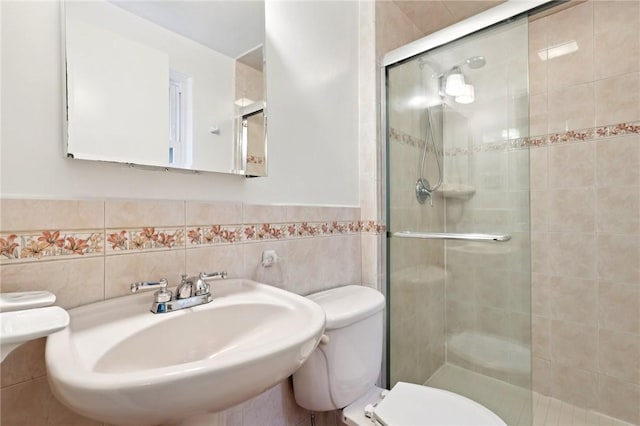 1154 Bucknell, Monroeville, PA 15146 - full bathroom featuring tiled shower, tile walls, and wainscoting