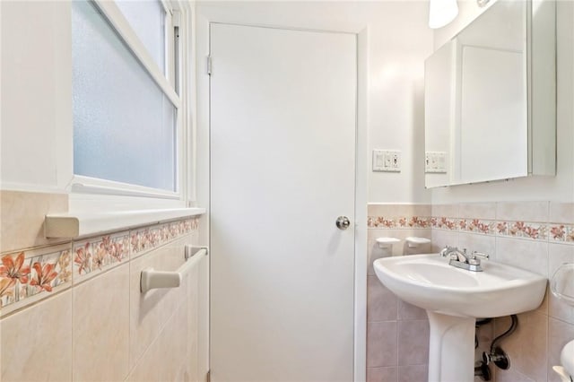 1154 Bucknell, Monroeville, PA 15146 - bathroom with tile walls and wainscoting