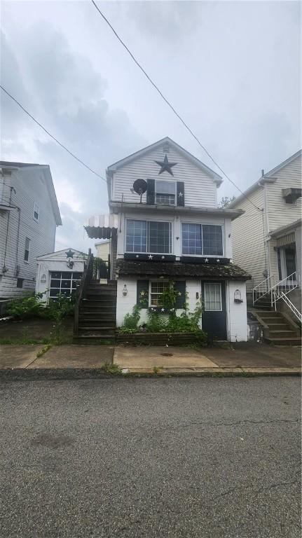 539 Walnut St, Vandergrift Wml, PA 15690 - traditional-style home with stairs