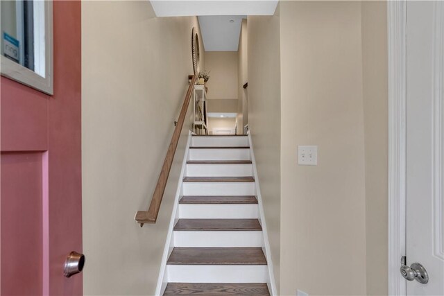 2005 Lampl Ln, Penn Twp Wml, PA 15644 - view of stairway