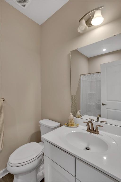 2005 Lampl Ln, Penn Twp Wml, PA 15644 - full bath featuring vanity and a shower with shower curtain