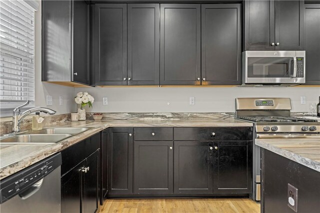 2804 Pointe View Dr, Adams Twp, PA 16046 - kitchen with stainless steel appliances and light wood-style flooring