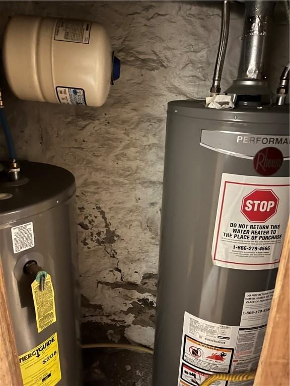38 Rostock St, Spring Hill, PA 15212 - utilities with water heater