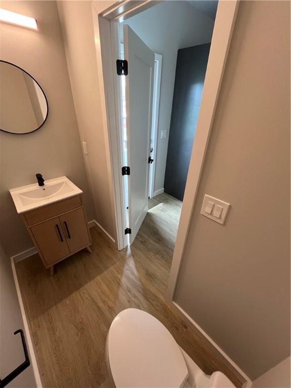843 Ledlie St, Hill District, PA 15219 - bathroom with wood finished floors and vanity