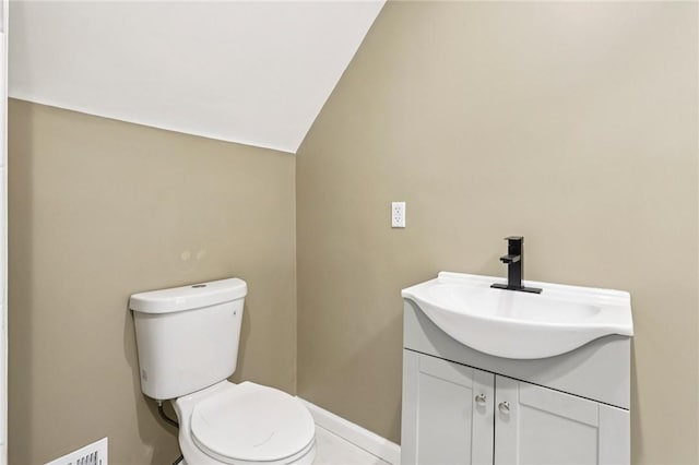 515 Peebles St, Wilkinsburg, PA 15221 - bathroom with vanity and lofted ceiling