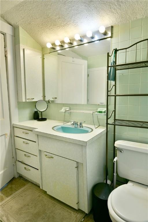 1107 W Ridge Ave, Sharpsville, PA 16150 - bathroom with vanity and a textured ceiling