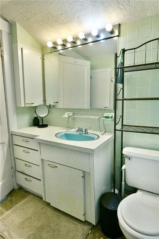 1107 W Ridge Ave, Sharpsville, PA 16150 - bathroom featuring a textured ceiling and vanity