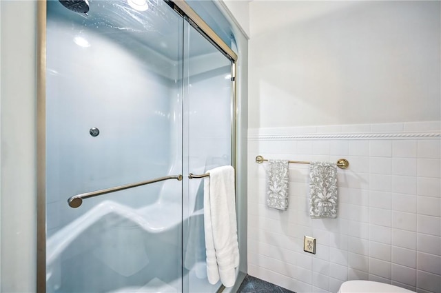 117 Clubhouse Cir, Shenango Twp Mer, PA 16159 - bathroom featuring a stall shower, a wainscoted wall, and tile walls