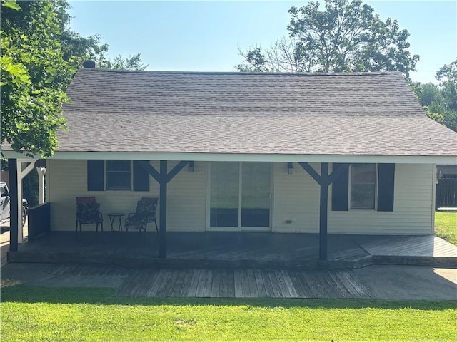 26 Mount View Dr, Burgettstown Boro, PA 15021 - rear view of house featuring a shingled roof and a lawn