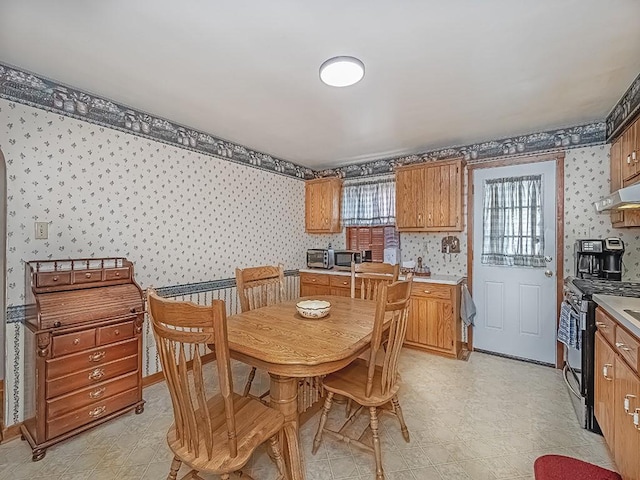 1138 Union Ave, Brackenridge, PA 15014 - dining room featuring wallpapered walls and light floors