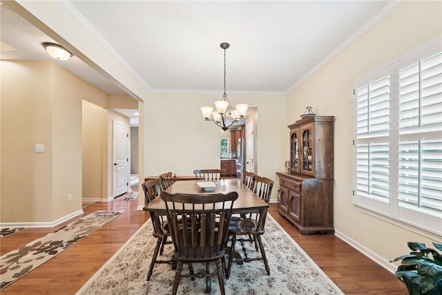 509 Saddle Ridge Dr, Penn Twp Wml, PA 15642 - dining area featuring a chandelier, wood finished floors, and crown molding