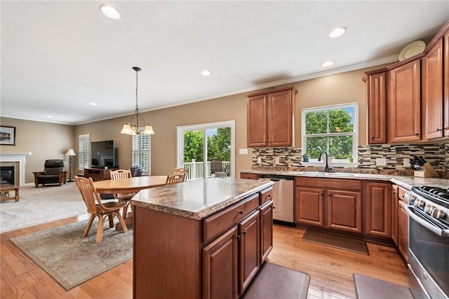 509 Saddle Ridge Dr, Penn Twp Wml, PA 15642 - kitchen featuring stainless steel appliances, plenty of natural light, decorative backsplash, recessed lighting, and crown molding