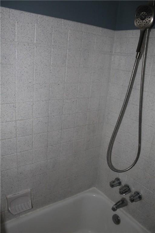 533 Charlotte Dr, Baldwin Boro, PA 15236 - full bath featuring shower / washtub combination