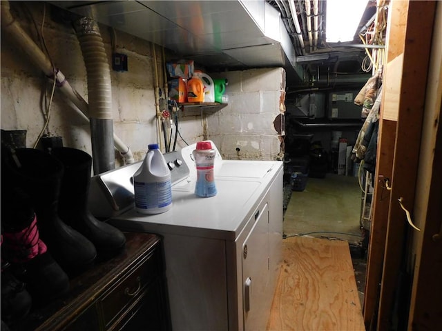 577 Woodside Old Frame Rd, Smithfield, PA 15478 - washroom featuring independent washer and dryer